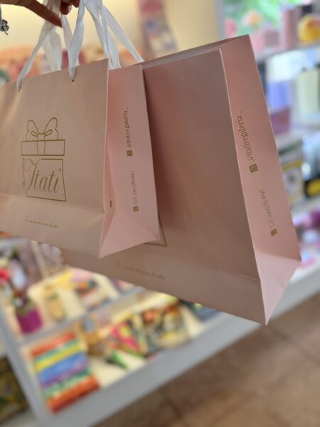 Bolsas de regalo Itati con detalle dorado, lista para entregar en Neuquén Capital
